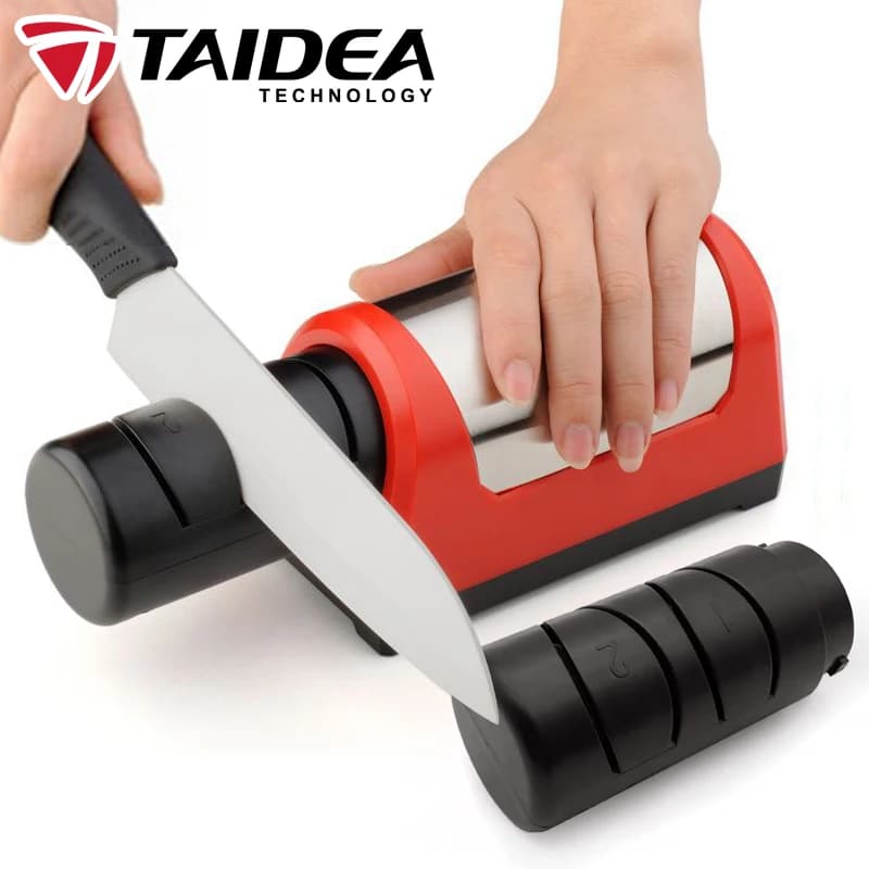 Uso do moedor de faca TAIDEA com lâminas de diamante para afiar faca com suporte vermelho e preto