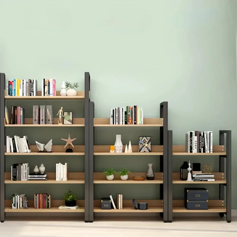 Estante de armazenamento modular com três prateleiras cinza e madeira, decorada com livros e plantas.