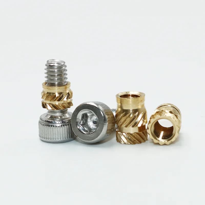 Parafuso de aço inox com porca de inserção térmica em latão dourado para uso multiuso