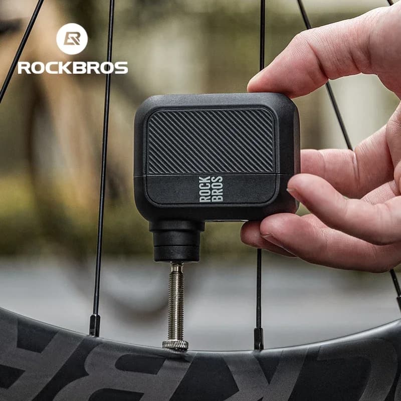 Bomba de ar elétrica portátil Rockbros, preta, com logo e texto 'ROCK BROS' visíveis.