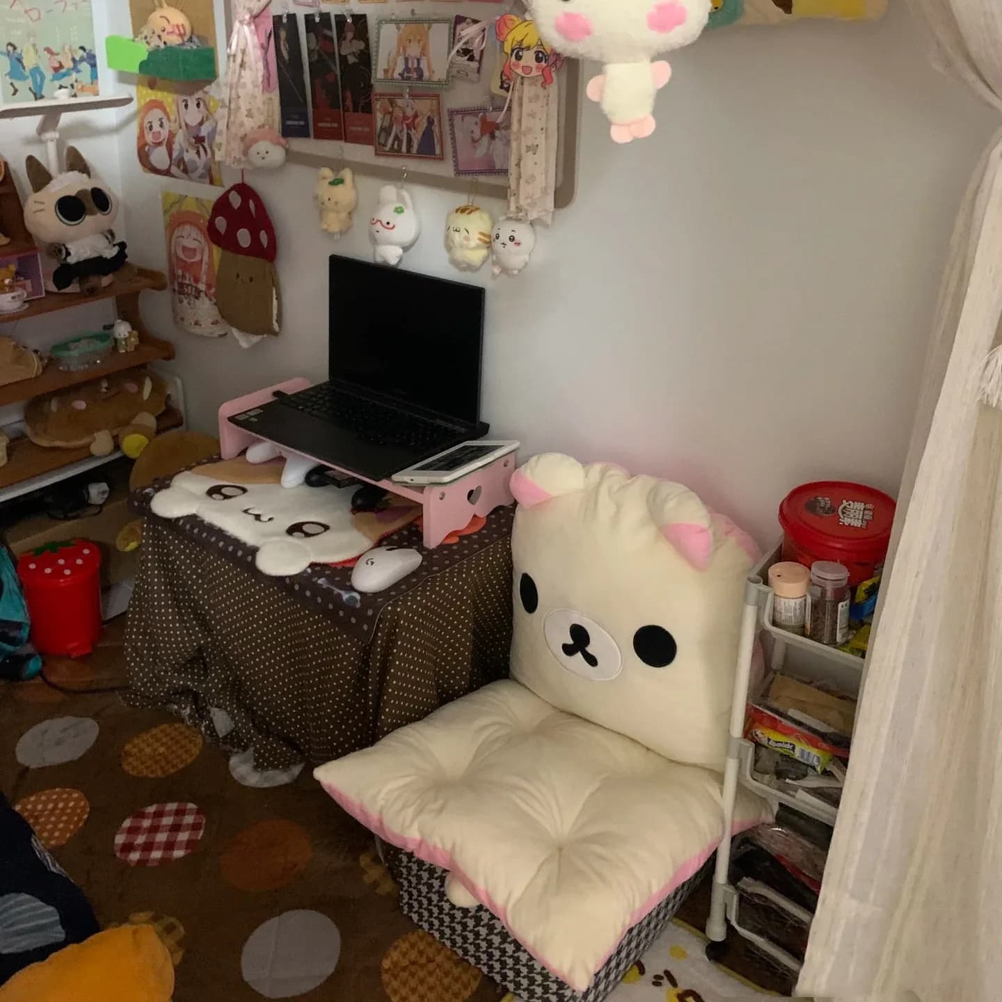 Almofada de pelúcia Rilakkuma creme com detalhes rosa para assento e encosto em quarto decorado kawaii