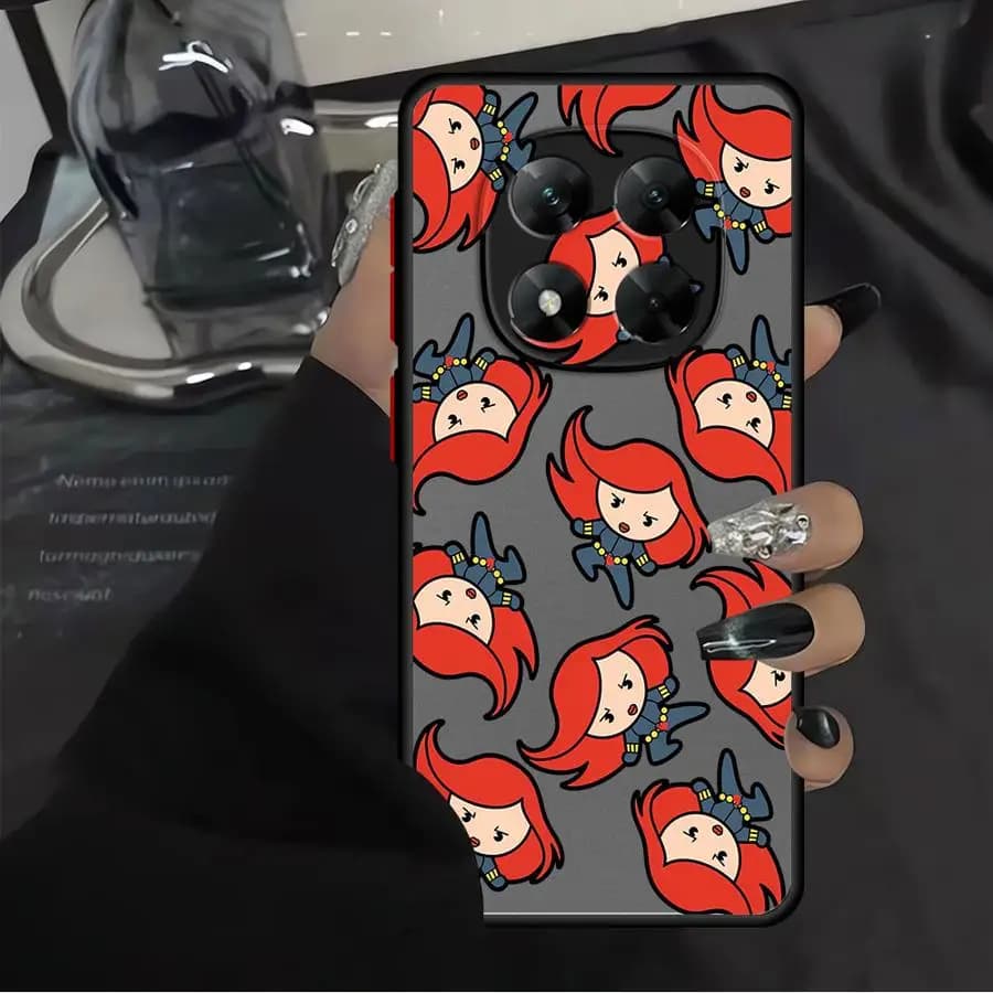 Capa cinza para Xiaomi Redmi Note 15 com estampa da Viúva Negra em estilo cartoon Marvel