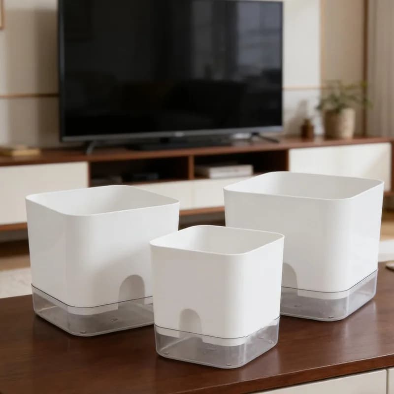 Três vasos autoirrigáveis brancos quadrados em tamanhos pequeno, médio e grande com base transparente