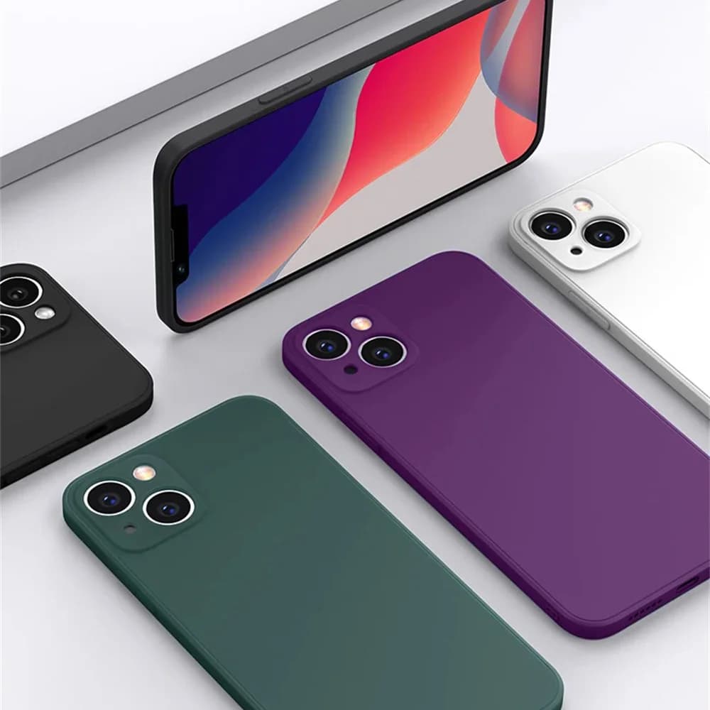 Capa para iPhone 7 silicone líquido roxo escuro exibida junto com capas em outras cores