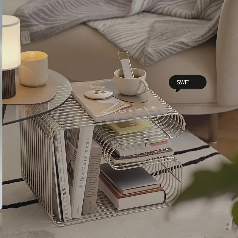 Mesa com estante quadrada branca em metal com porta-revistas integrada em sala de estar moderna