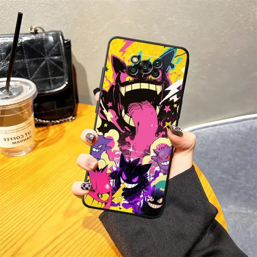 Capa para Xiaomi Poco com arte colorida e neon do Pokémon Gengar com fundo amarelo e detalhes em rosa e preto