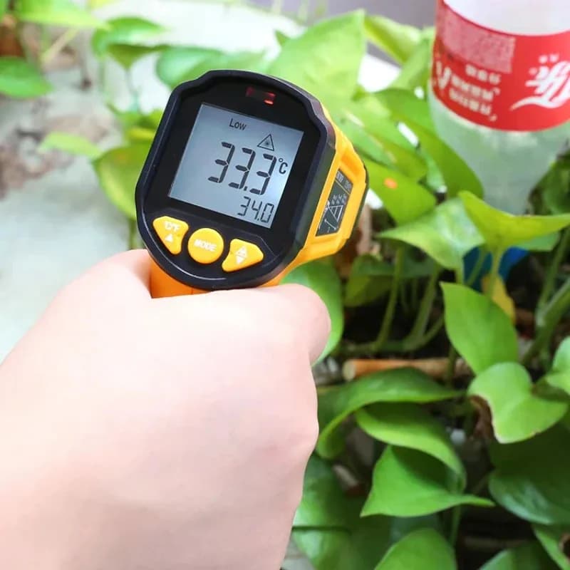 Termômetro infravermelho TS380 amarelo e preto medindo temperatura ambiente com visor digital