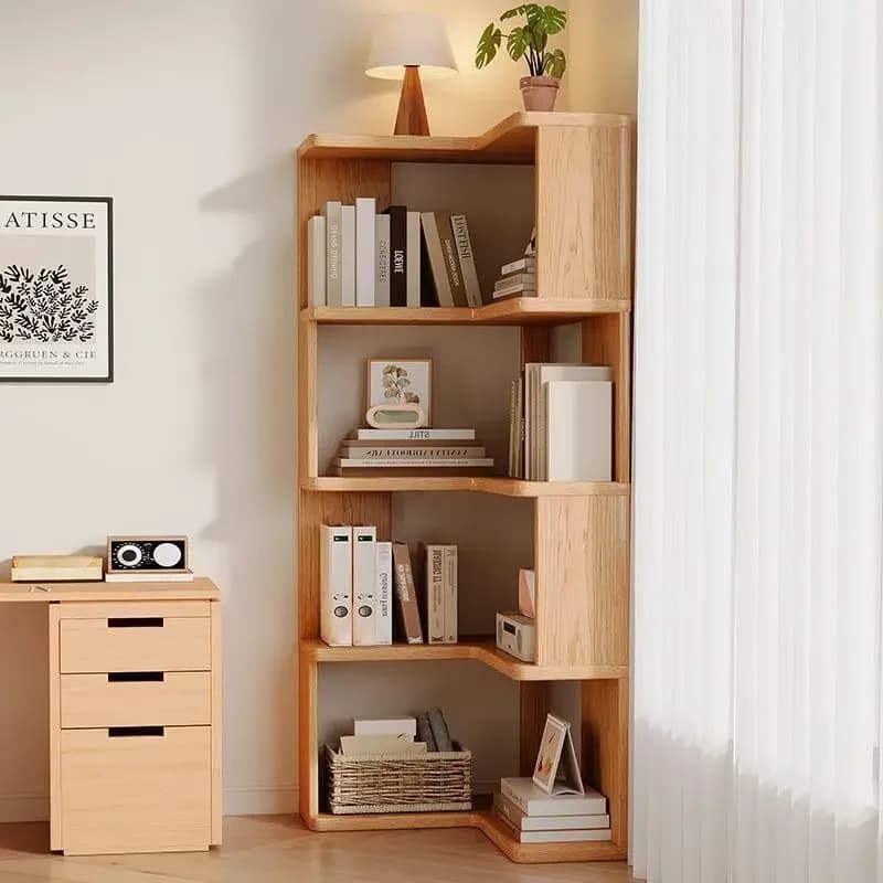 Estante de canto em madeira maciça com cinco camadas, prateleiras inclinadas, livros e itens decorativos.