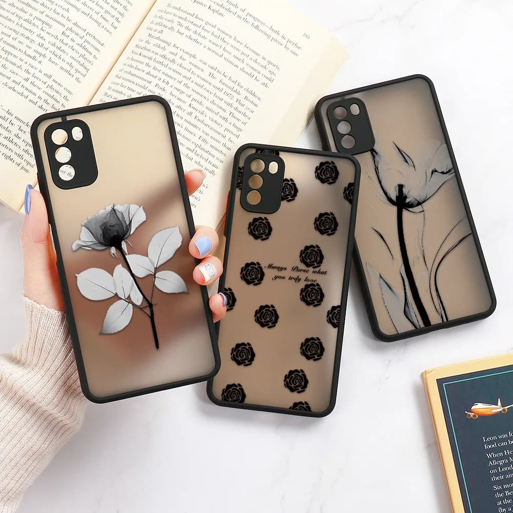 Capas para celular Xiaomi Redmi Note e K60 com estampa floral transparente em preto e branco