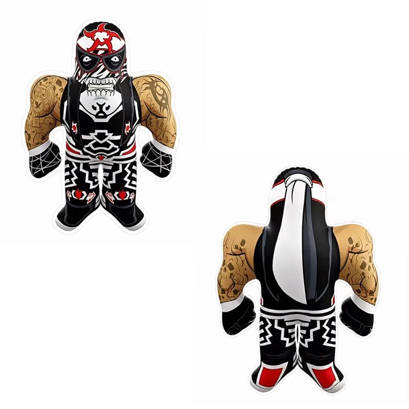 Almofada pelúcia Big Shots personagem 3D com máscara preta e branca e tatuagens visíveis para decoração