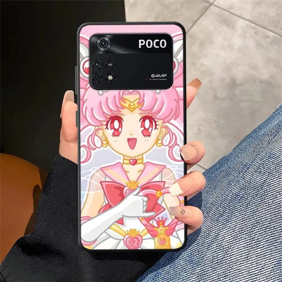 Capa de telefone Sailor Chibi Moon para Xiaomi Poco com design detalhando a personagem e texto POCO e 64MP