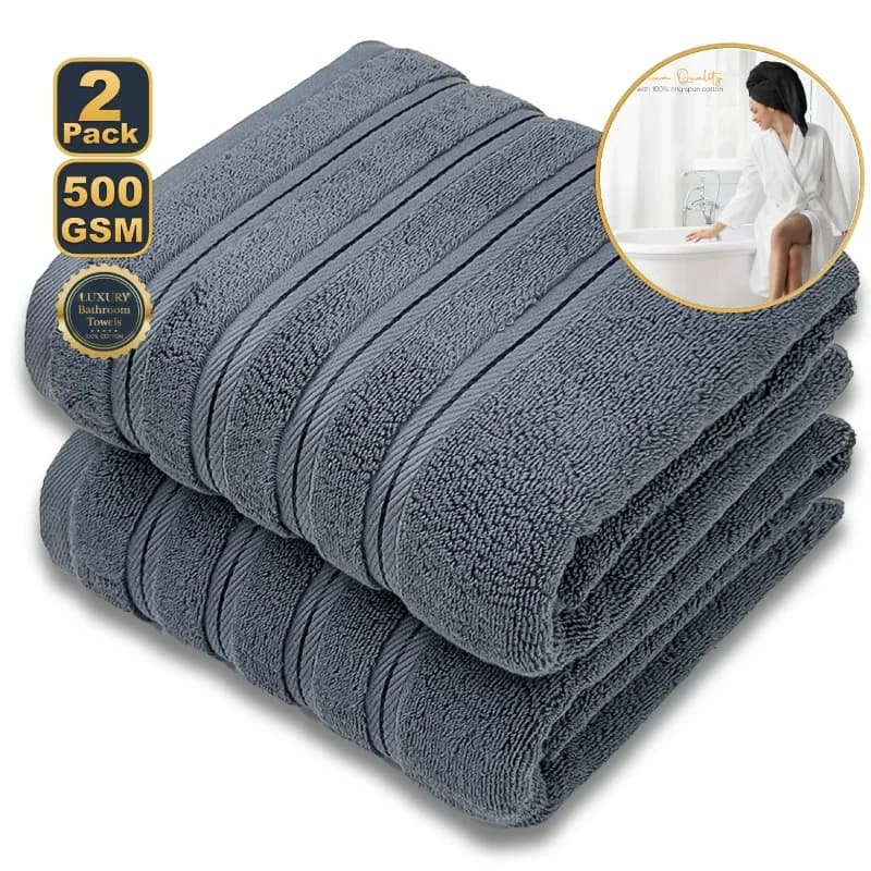 Toalha de banho branca macia e absorvente, ideal para uso em casa ou hotel, com 70x140cm.