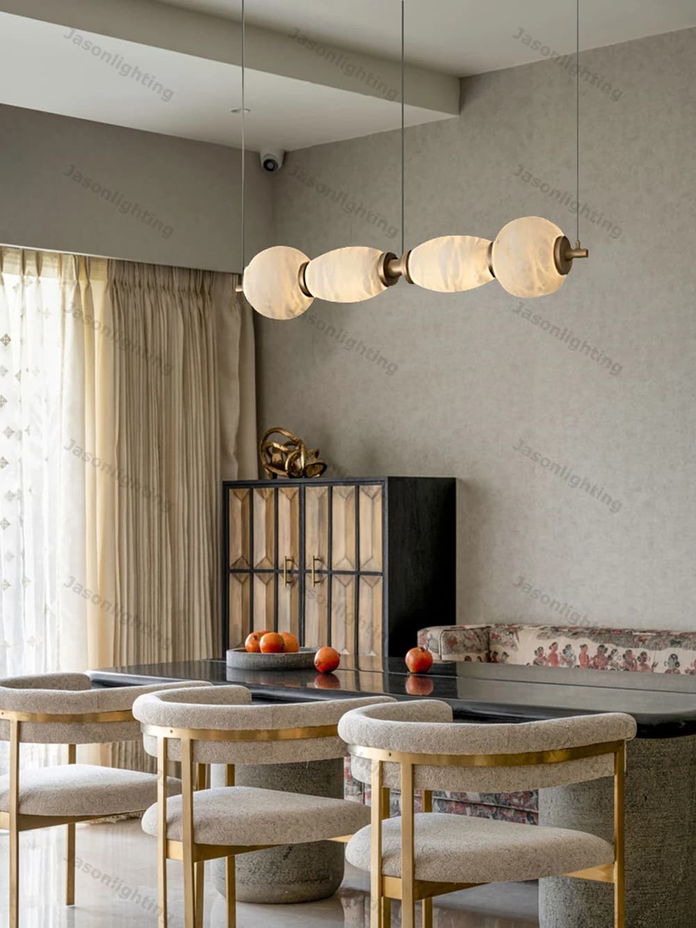 Lustre linear preto com pedras de mármore iluminadas para sala de jantar sofisticada com cadeiras douradas