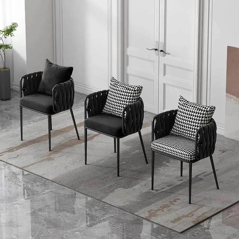 Cadeira de jantar moderna preta com almofadas xadrez e sólida em ambiente minimalista