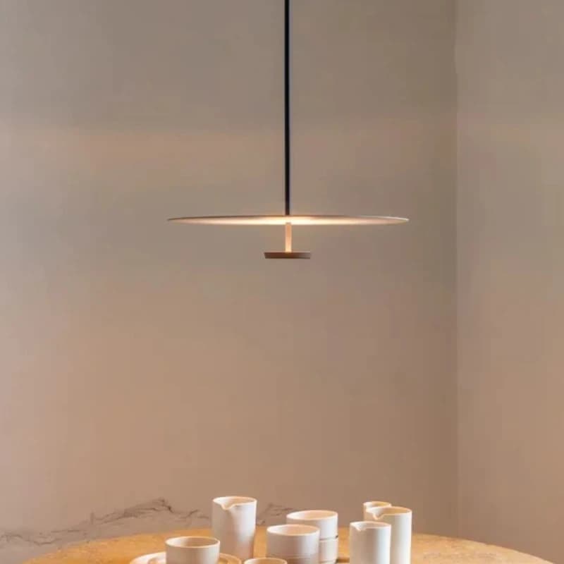 Luminária pendente Nordic minimalista disco LED bege iluminando mesa com cerâmicas brancas