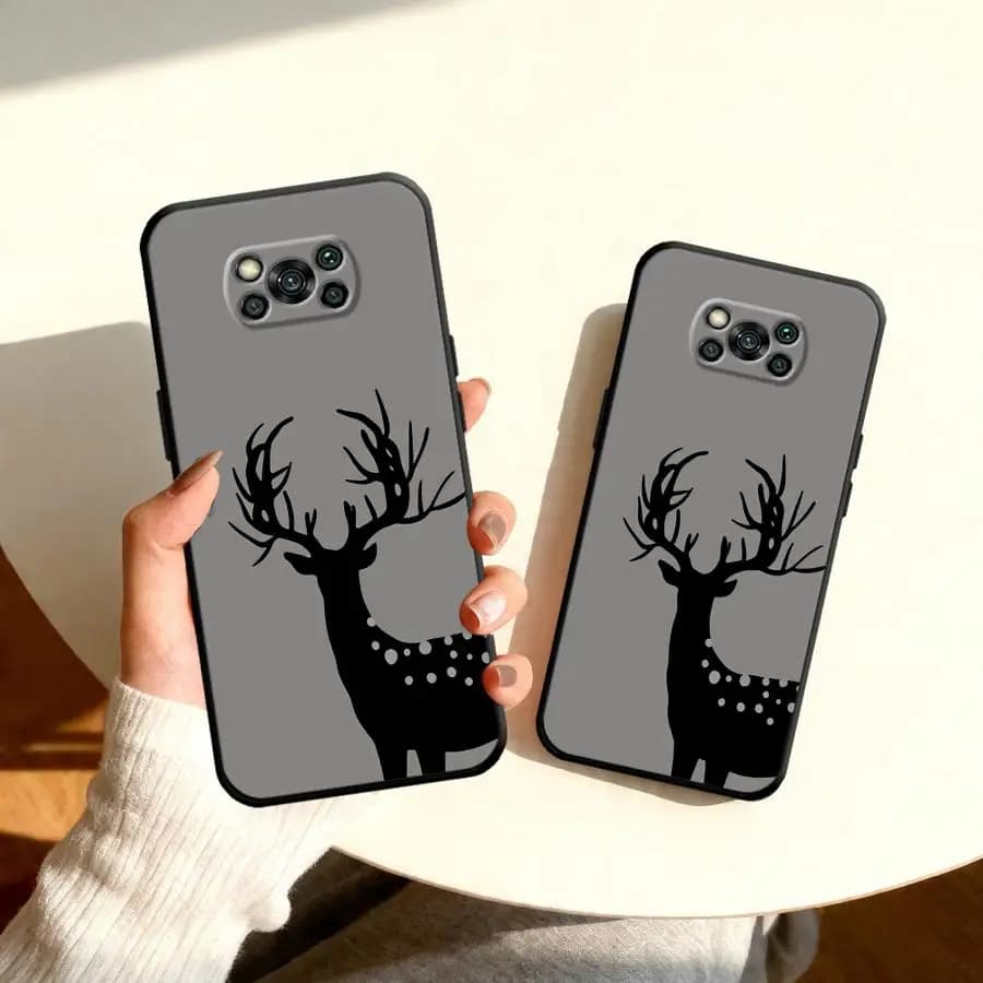 Capa Xiaomi Poco X8 Pro Max com silhueta de cervo preto em fundo cinza