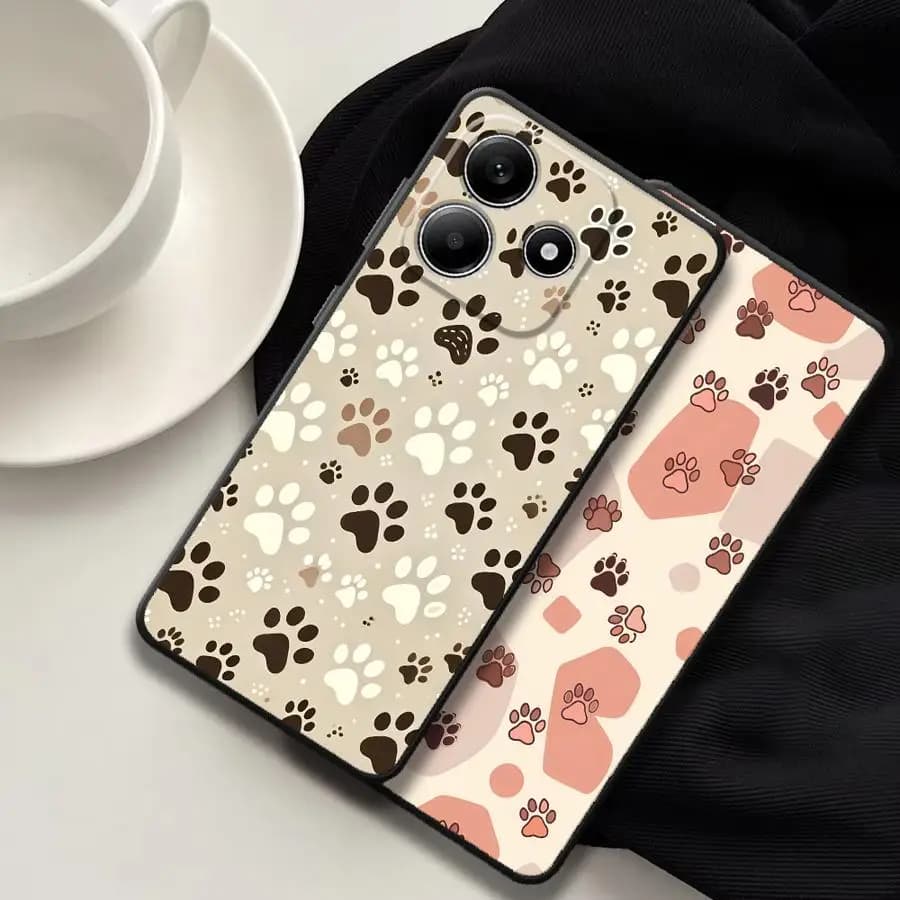 Capa para Xiaomi Redmi Note e Série K com estampa de patinhas de cachorro em fundo bege claro