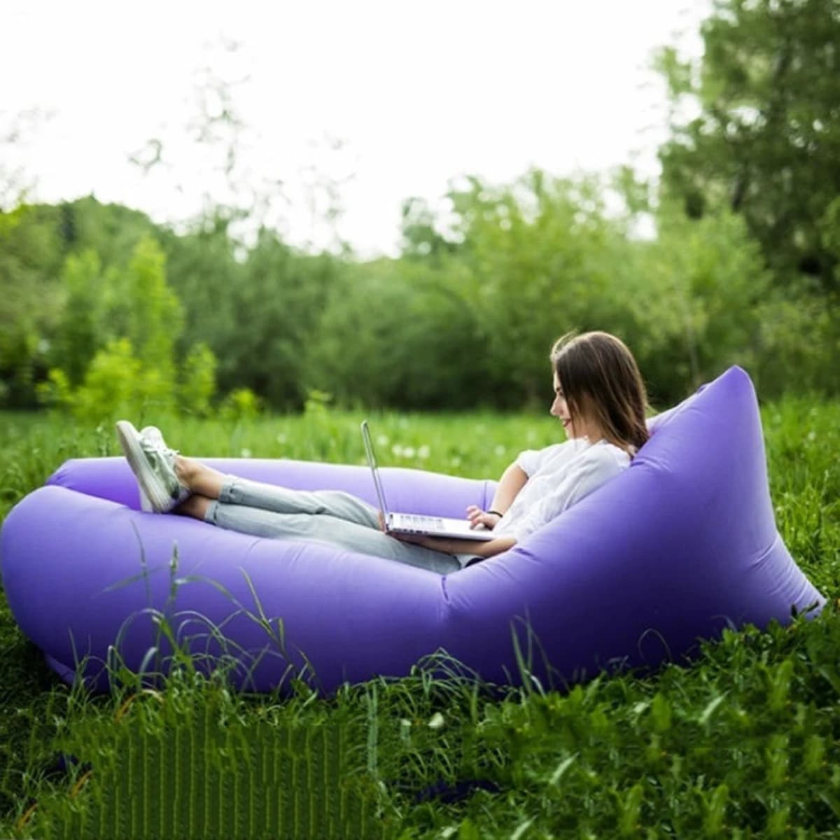 Sofá inflável portátil roxo reclinável para adulto, uso externo em gramado