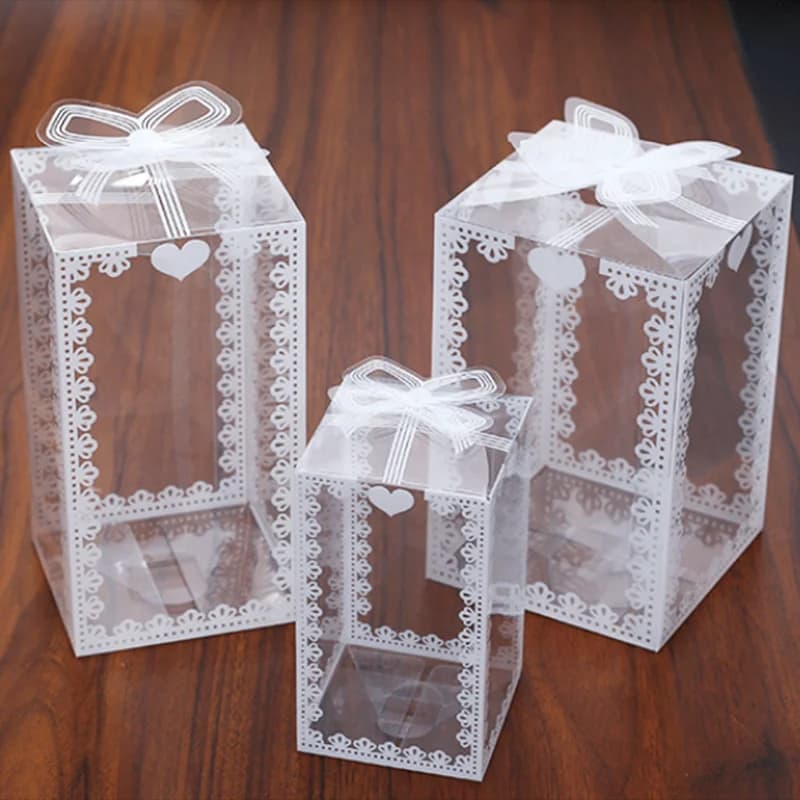 Kit de caixas para lembrancinhas transparentes em PVC com laço branco e bordas decorativas