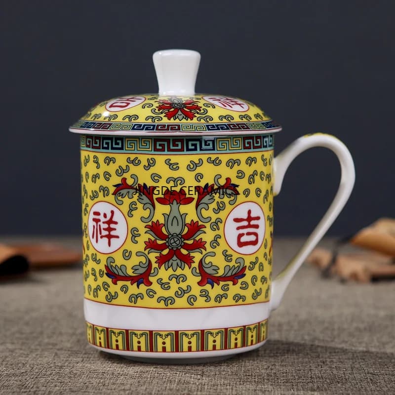 Caneca Jingdezhen com tampa amarela com detalhes vermelhos e pretos estilo tradicional chinês