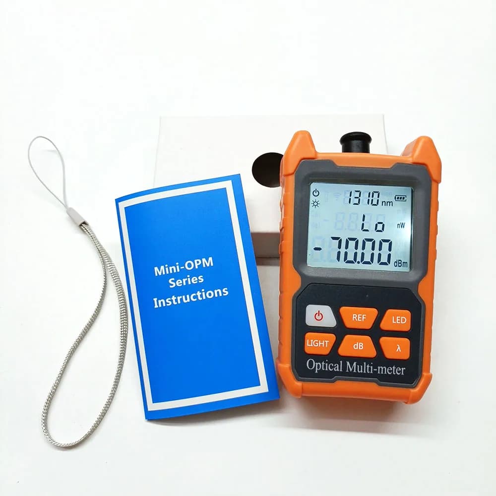 Medidor de potência óptica portátil mini OPM com manual azul e cordão prateado sobre fundo branco