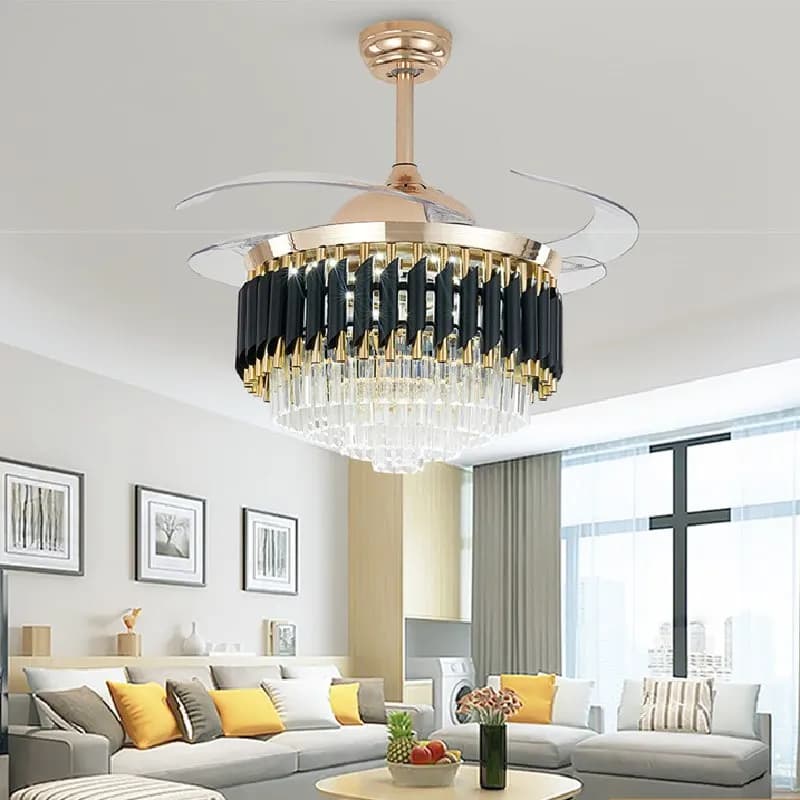 Ventilador de teto luxo com luz LED, cristais, acabamento preto e dourado, hélices transparentes em sala