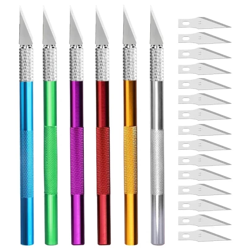 Kit de ferramentas manuais com cinco lâminas de metal coloridas, cada uma com um cabo texturizado, dispostas em uma linha com suas lâminas expostas, sobre fundo branco.