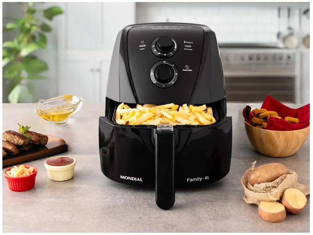 Fritadeira elétrica sem óleo Mondial Family-4L preta com capacidade de 4 litros e controle manual de temperatura e tempo