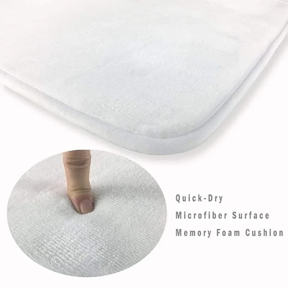 Detalhe do capacho branco com superfície de microfibra de secagem rápida e espuma viscoelástica