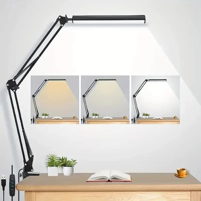Luminária de mesa LED ajustável com grampo e proteção para os olhos, três modos de cor e brilho, sobre mesa de madeira.