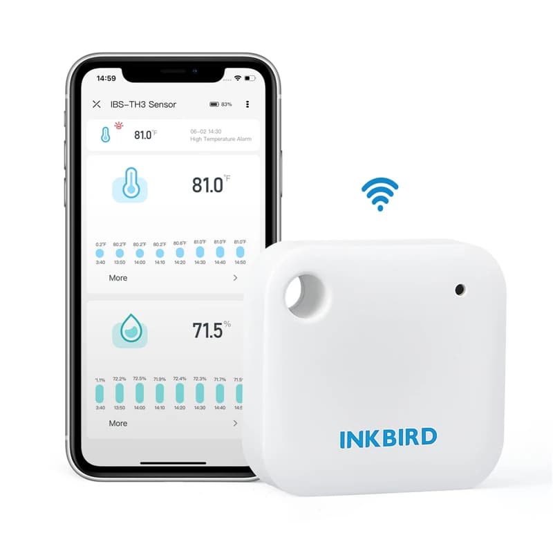 Sensor INKBIRD IBS-TH3 branco ao lado de smartphone exibindo app com dados de temperatura e umidade em conexão Wi-Fi