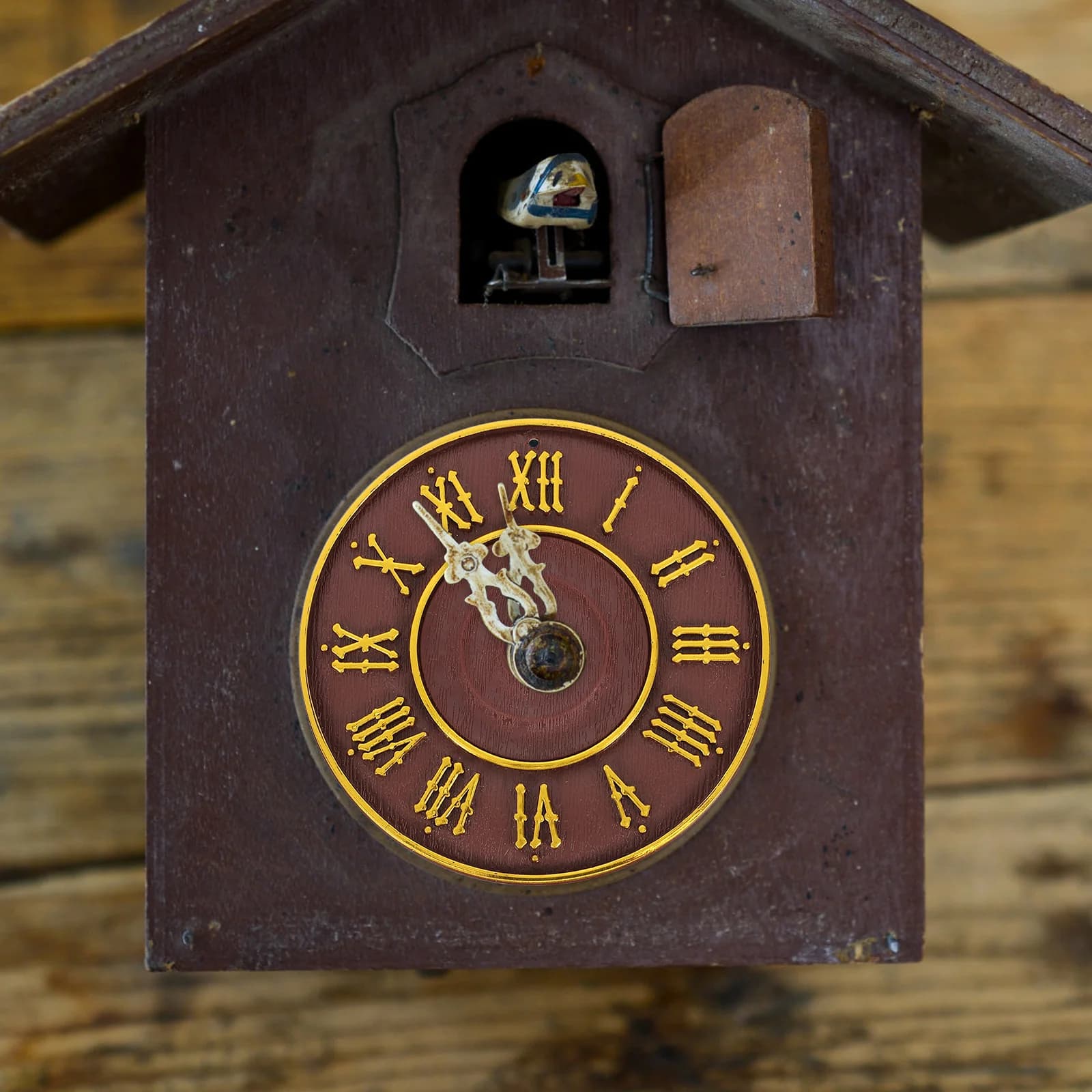 Relógio de parede vintage em formato de cuco com numerais romanos
