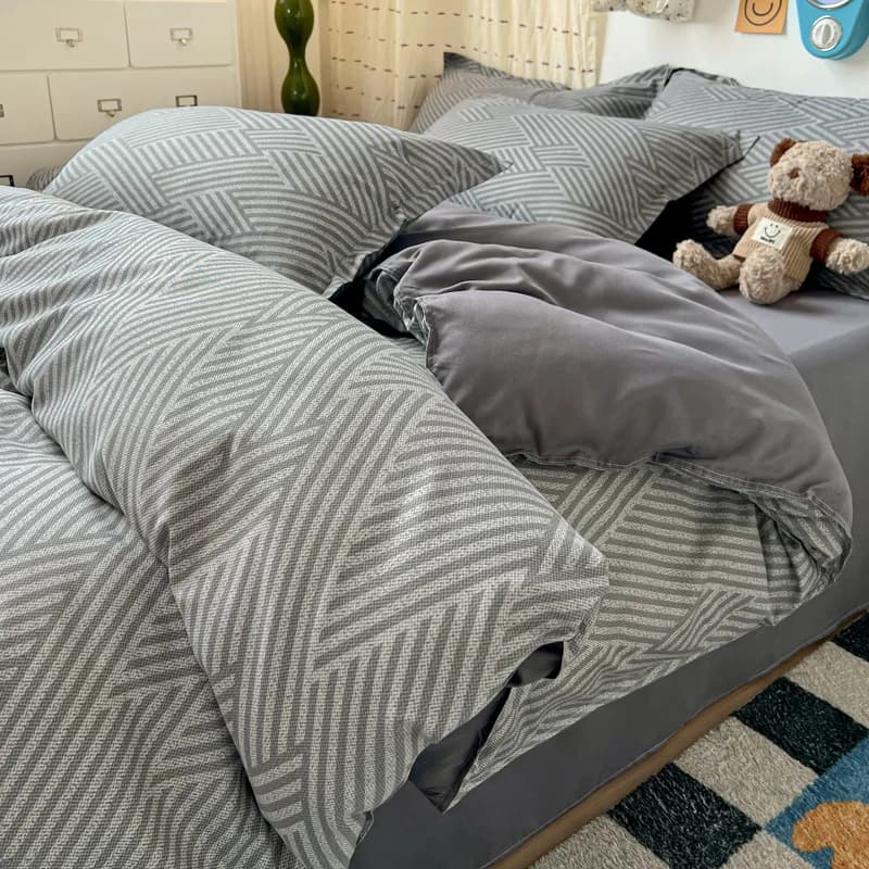 Conjunto de cama geométrico cinza com estampa listrada chevron