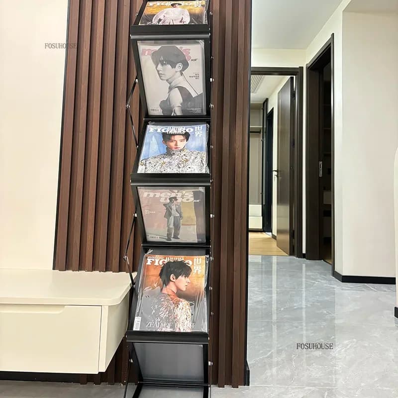 Estante porta-revistas retrô A4 dobrável em alumínio preta com revistas em corredor moderno