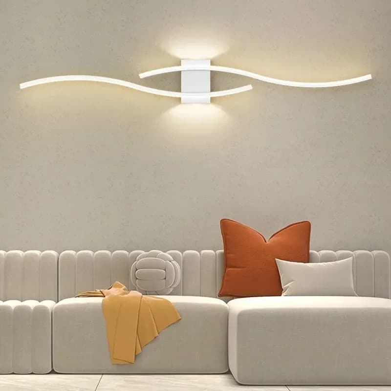 Lâmpada de parede moderna e minimalista com LED, tira curva iluminada, iluminação suave, parede cinza claro, lâmpada branca e preta.