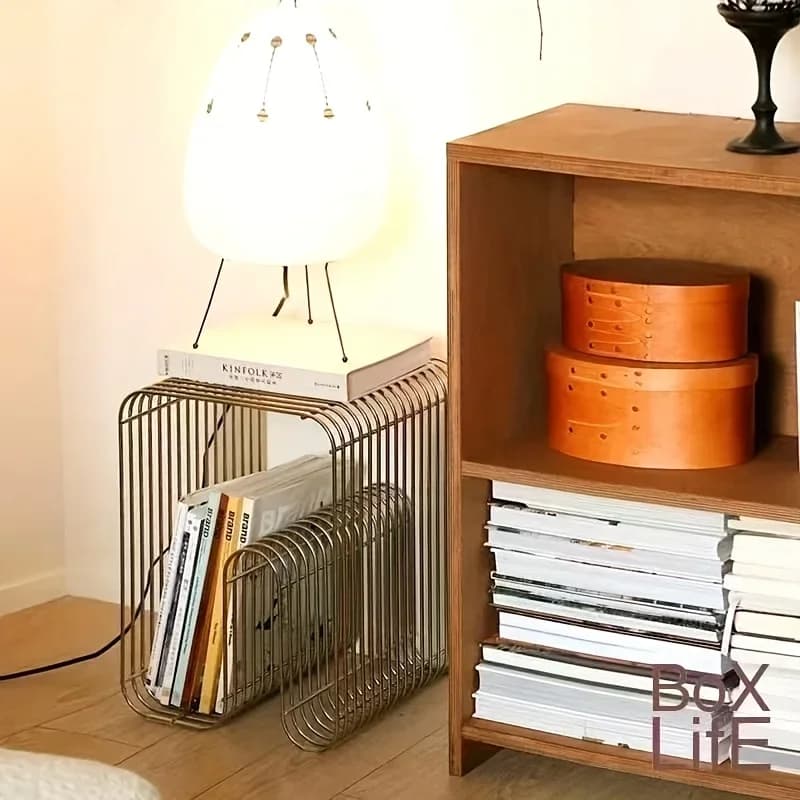 Mesa com estante para sala em metal marrom com porta-revistas integrada e luminária sobreposta