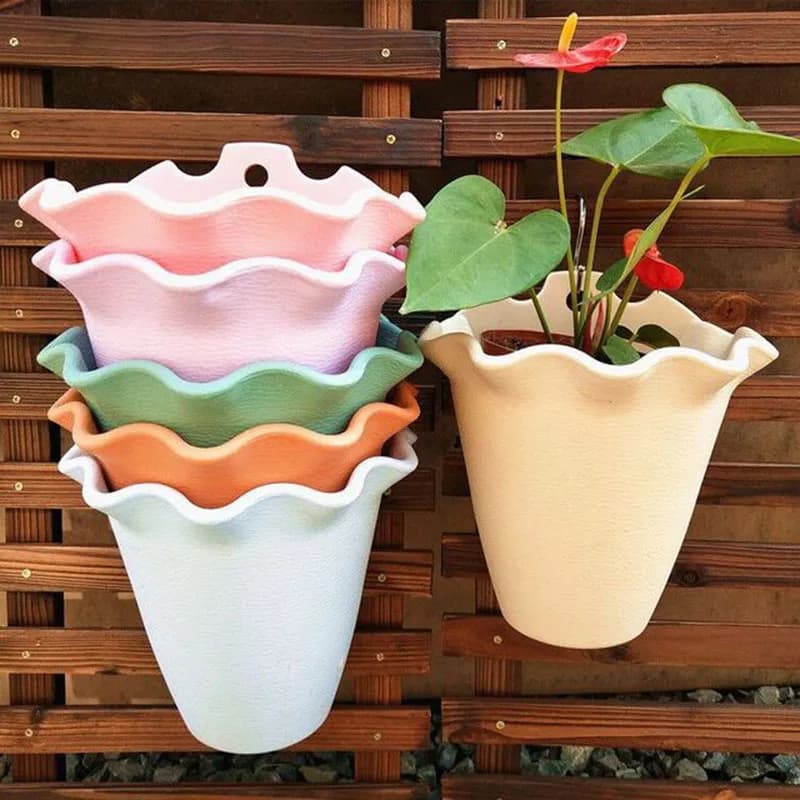 Vasos de flores de plástico para parede em cores rosa, magenta, turquesa e amarelo claro com plantas amarelas