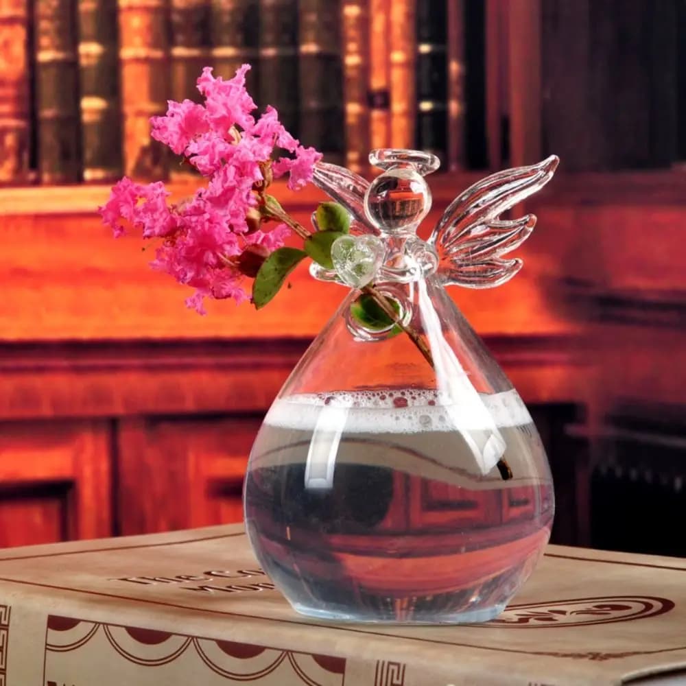 Vaso anjo de vidro borossilicato transparente com flor rosa em ambiente rústico