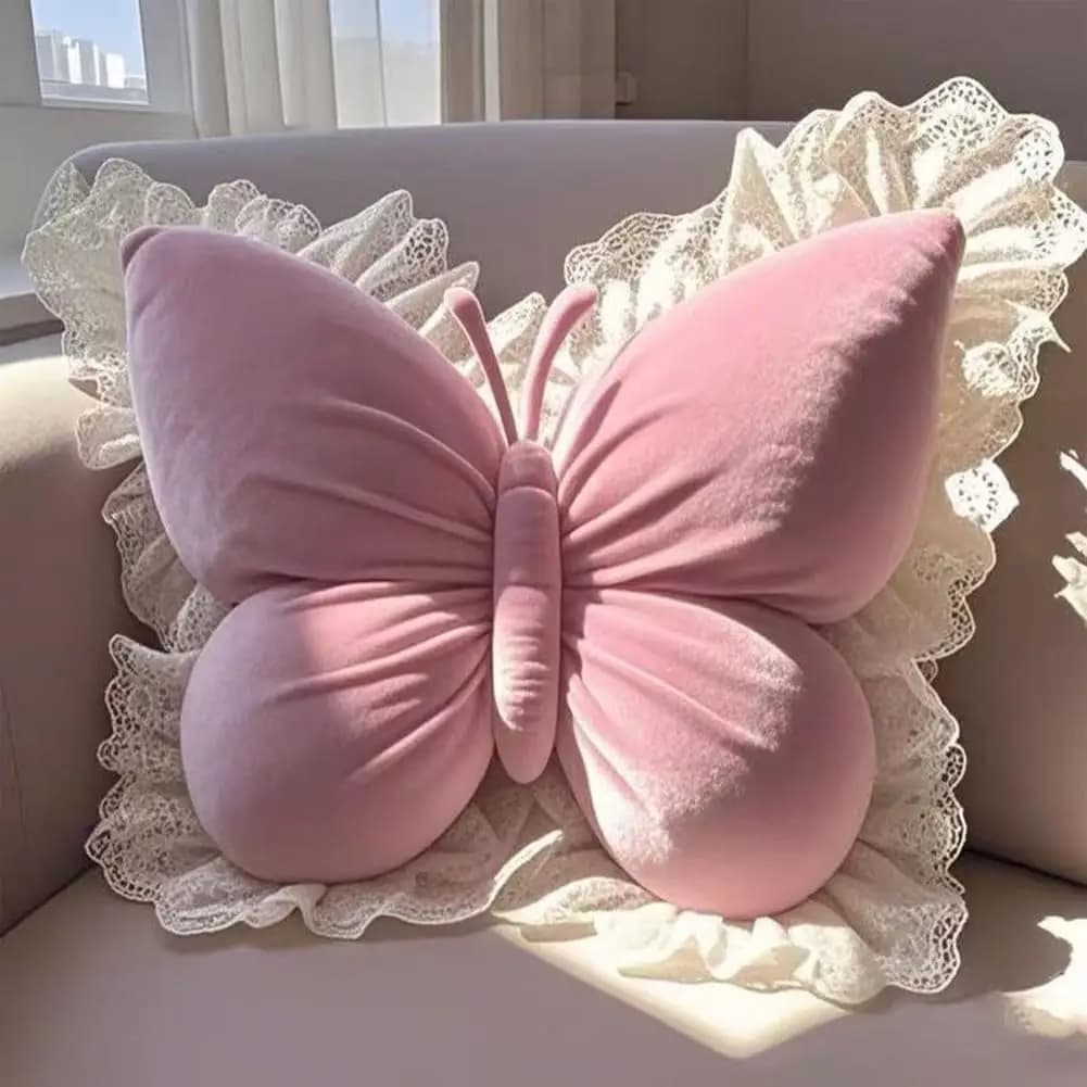 Almofada em forma de borboleta rosa com renda em fundo branco