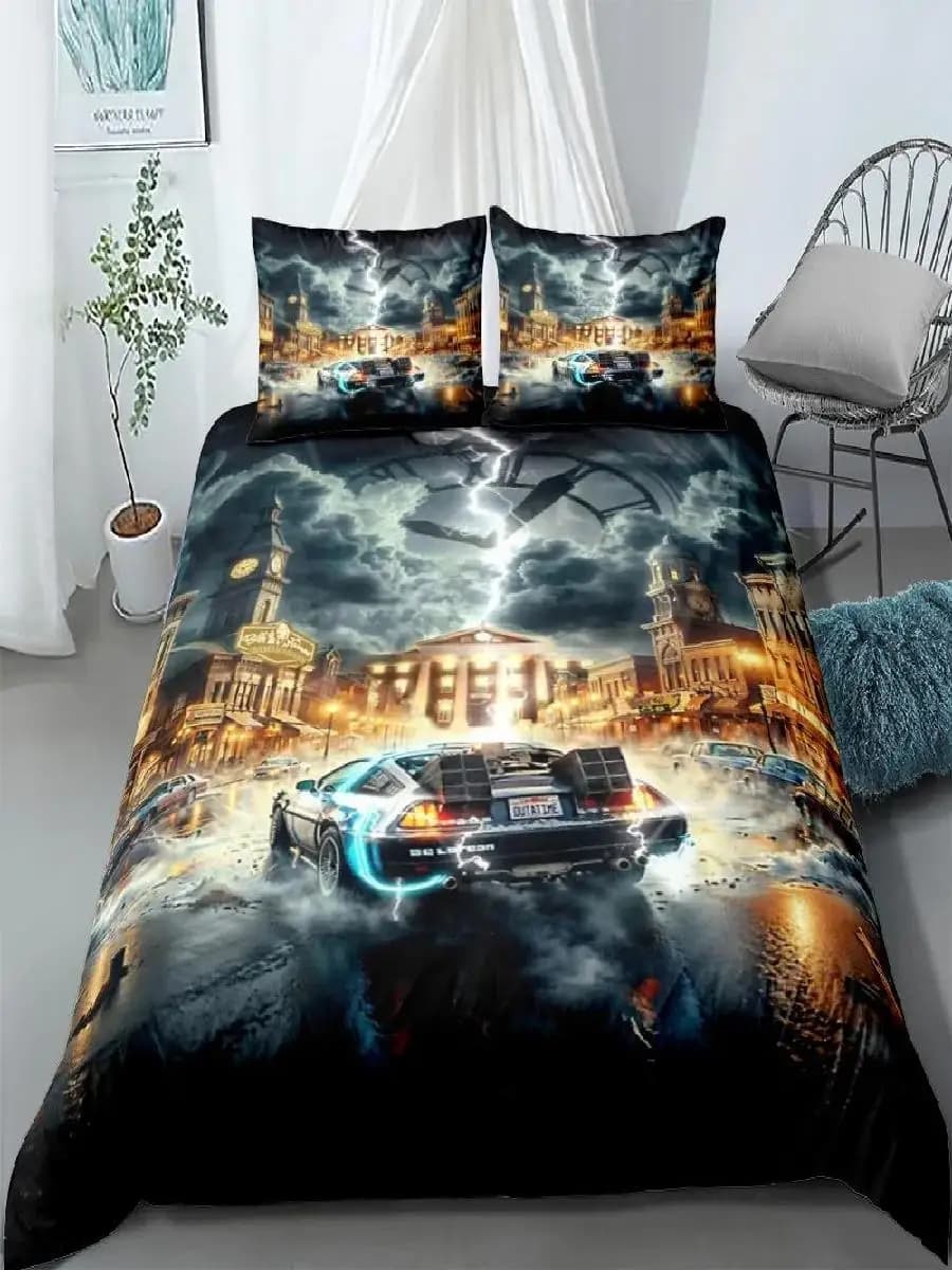 Capa de edredom com estampa de personagens de um filme, fundo preto, personagens em poses diversas, cama arrumada com dois travesseiros e colchão preto.