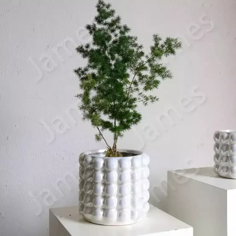 Vaso de cerâmica estilo nórdico branco com detalhes em relevo