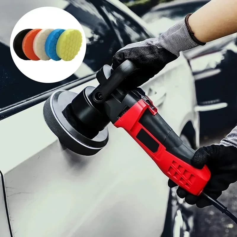 Furadeira com almofada de polimento automotivo Jácotei preta e branca usada para polir carro branco