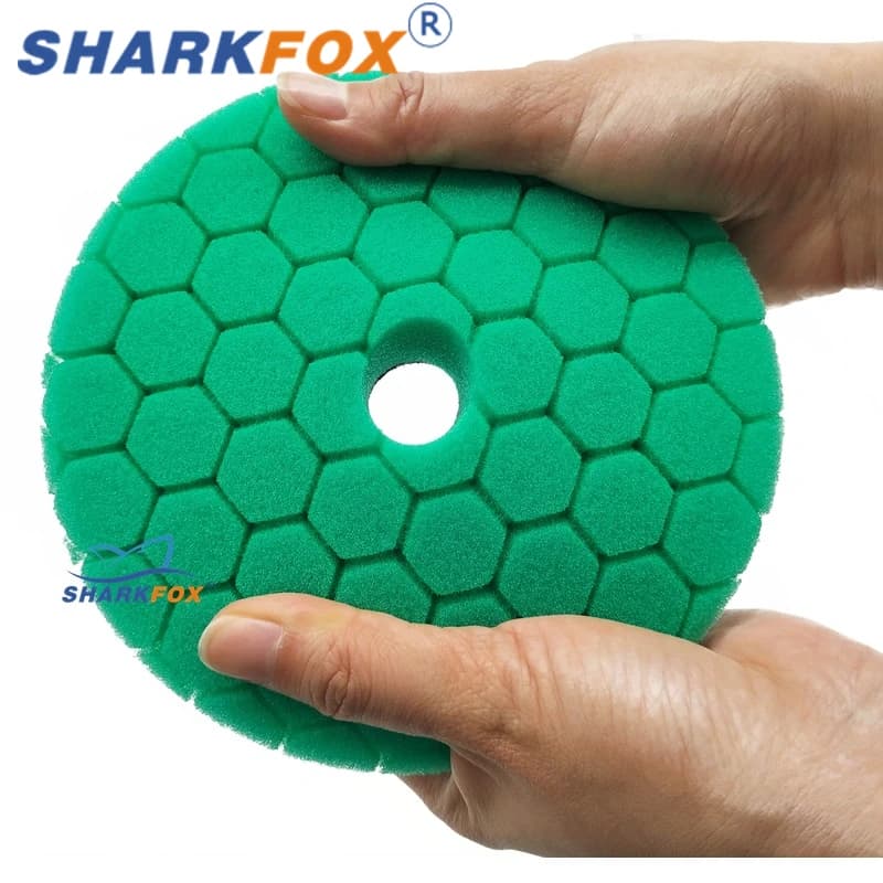 Almofada de polimento automotivo Sharkfox verde em espuma hexagonal segurada por duas mãos