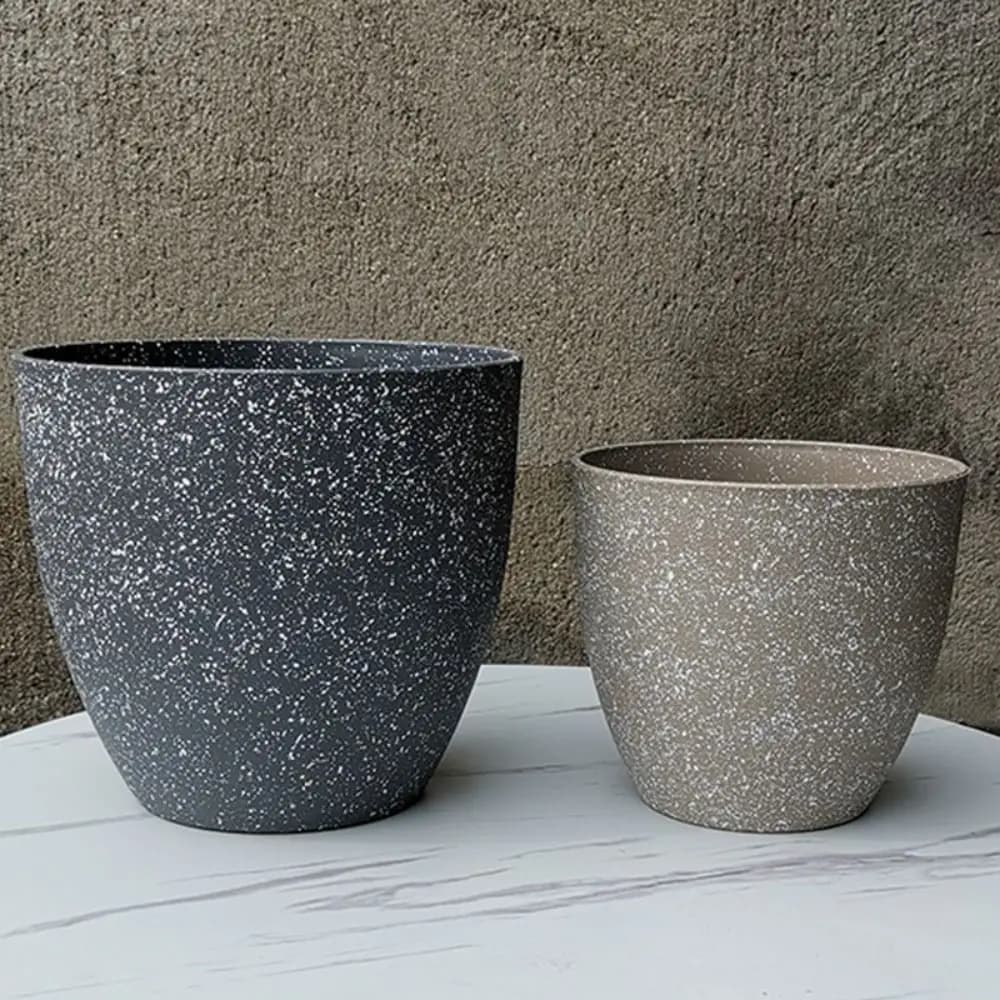 Vasos Jácotei imitação de pedra preto fosco e cinza com textura granulada para plantas