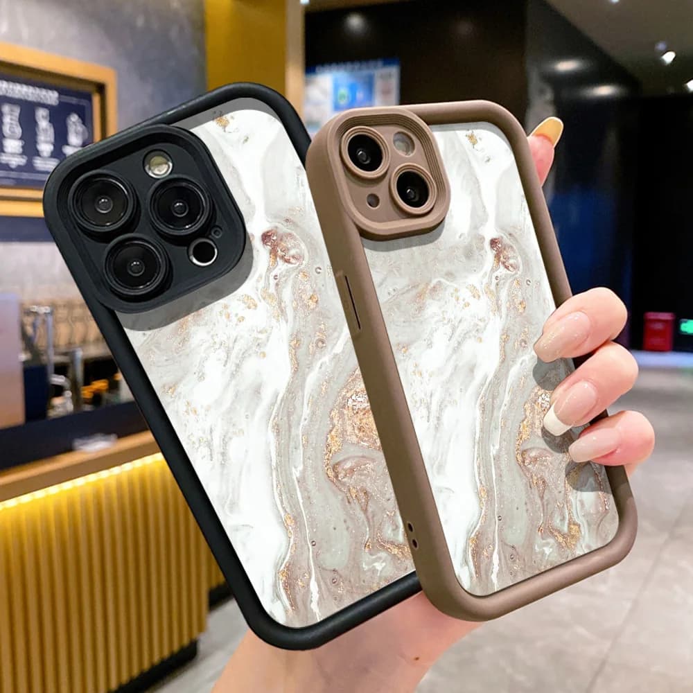 Duas capas para Xiaomi Redmi com estampa marmorizada branca e dourada, bordas em preto e marrom