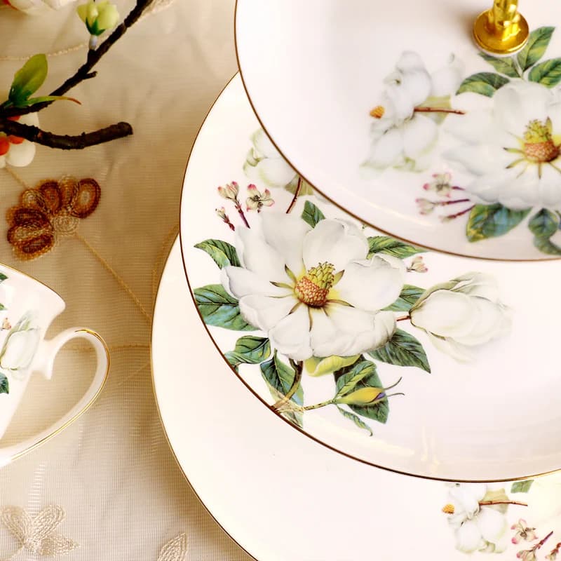 Suporte para bolo 3 andares porcelana fina branca com estampa floral e detalhes dourados elegante