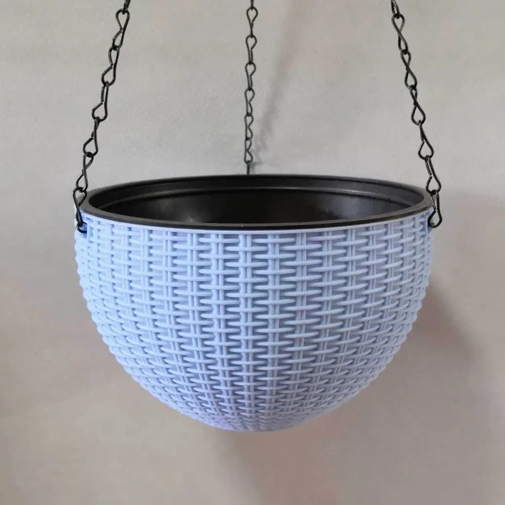 Vaso suspenso branco trançado em plástico com corrente preta para plantas decorativas