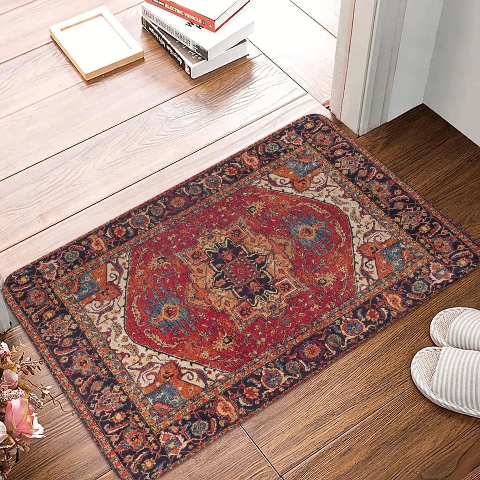 Tapete decorativo étnico marroquino vermelho, azul e laranja, entrada de porta, piso de madeira