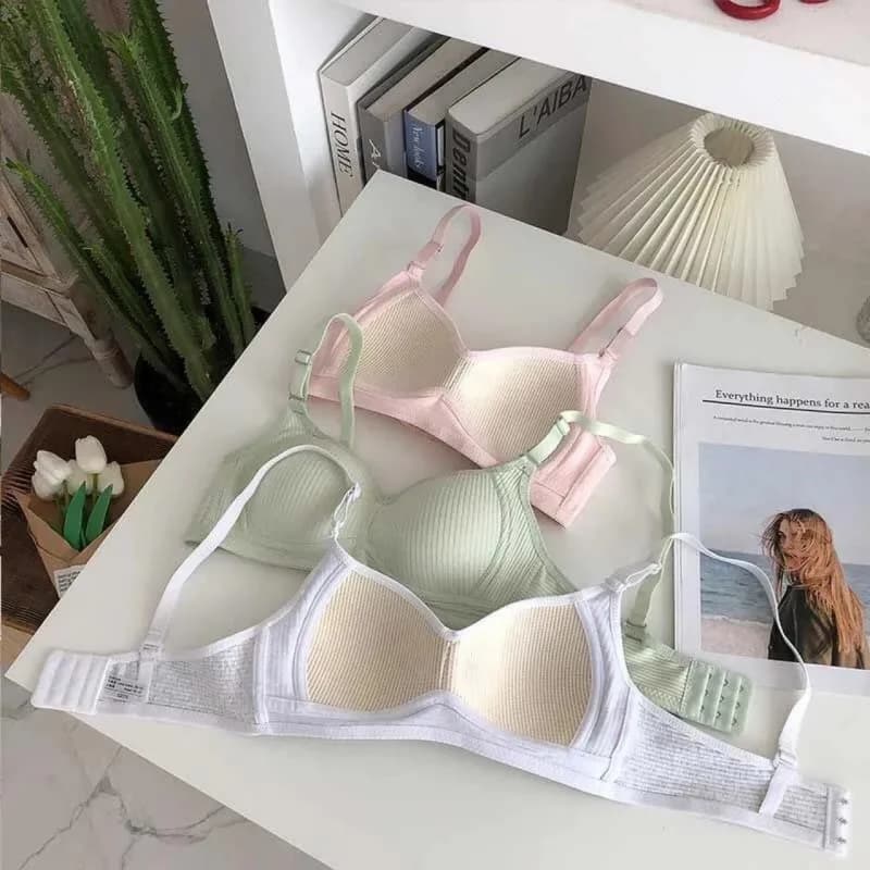 Trio de sutiãs juvenis sem aro nas cores rosa, verde claro e branco com suporte lateral