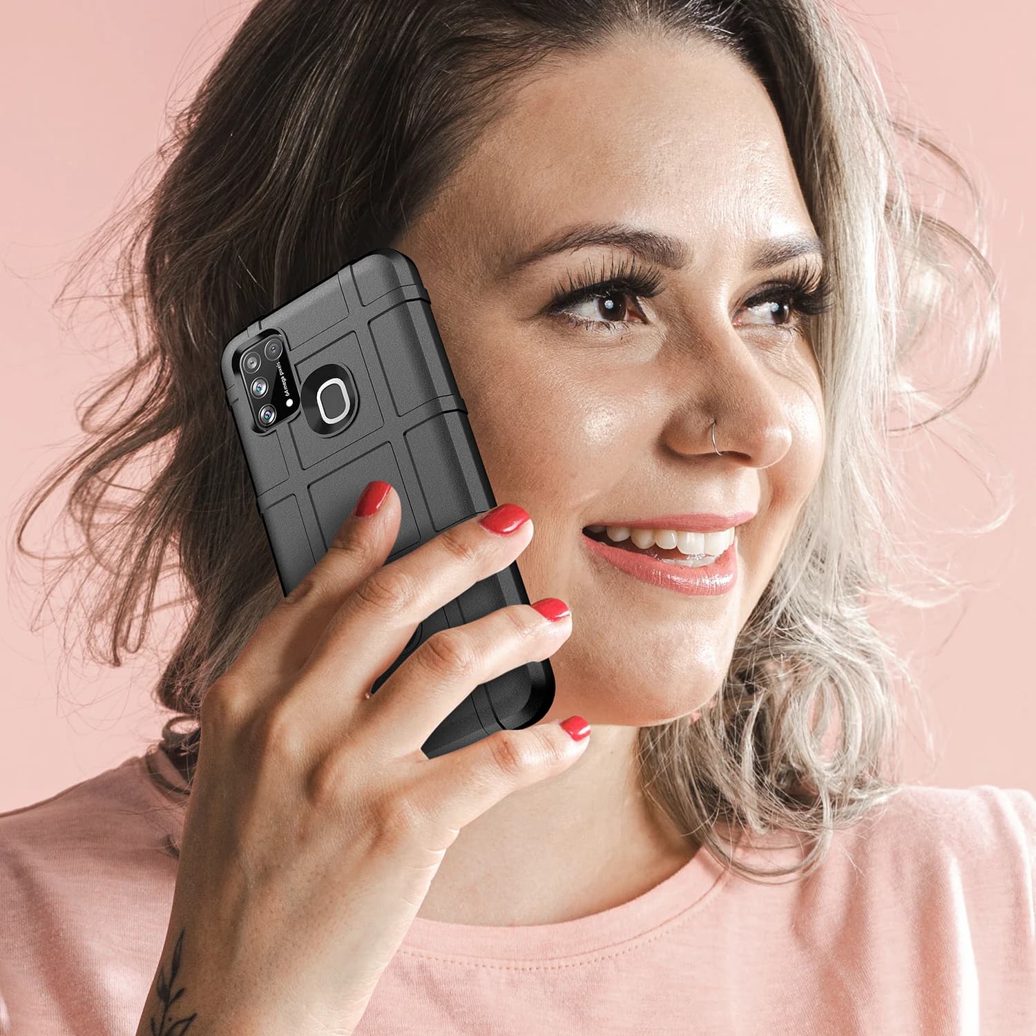 Mulher segurando Samsung Galaxy M31 com capa preta anti-impacto de silicone macio